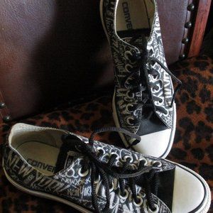 Converse tennis shoe 7 womens 5 mens